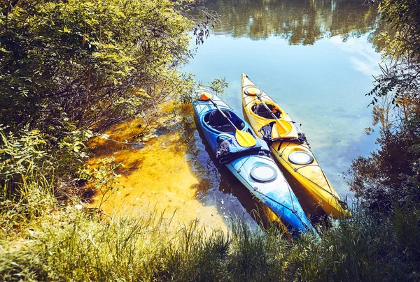 Un paseo de verano a lo largo del río en kayaks en un día soleado . — Foto de Stock