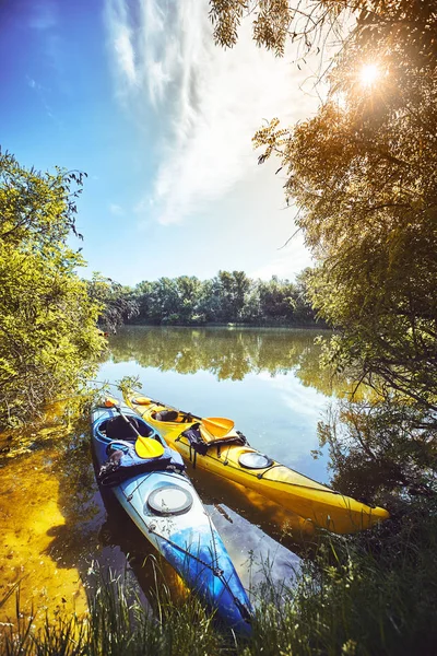 Une promenade estivale le long de la rivière en kayak par une journée ensoleillée . — Photo