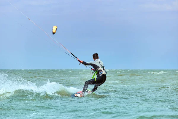 Mann beim Kitesurfen auf den Wellen im Sommer. — Stockfoto