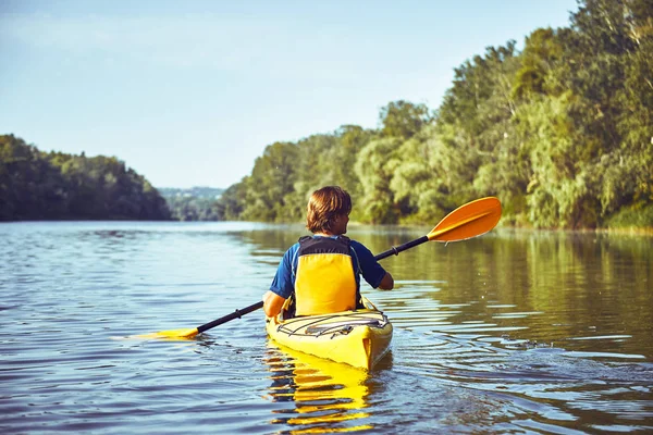 Un viaje en canoa por el río a lo largo del bosque en verano . — Foto de Stock