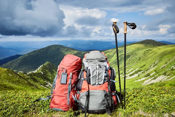 Plecaki w górach z widokiem na góry na gree — Zdjęcie stockowe