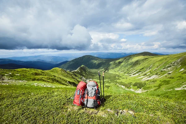 Backpacks in the mountains overlooking the mountains on the gree — Stock Photo, Image