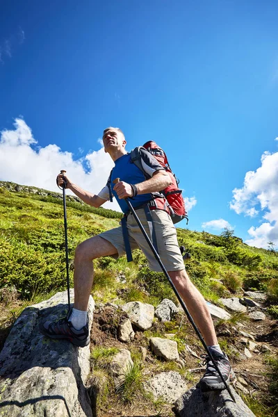 Caminhadas nas montanhas no verão com uma mochila . — Fotografia de Stock