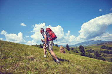 Bir sırt çantası ile yaz aylarında dağlarda hiking.