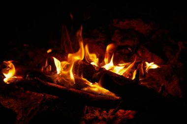 Siyah zemin doğal koşullarda gece alev.