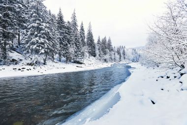Güzel kış nehir bir kanyonda bir kış yürüyüş içinde.