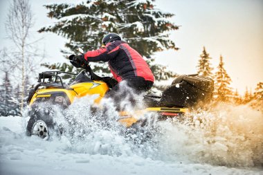 Bir Atv ormanda karda kış yarış.