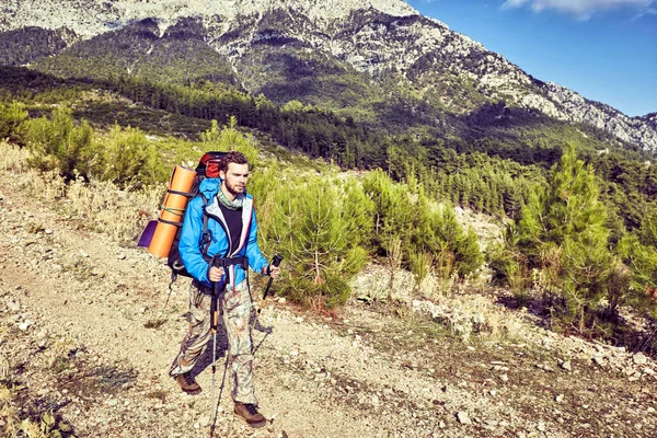 Wandelen in de bergen met een rugzak in de zomer. — Stockfoto