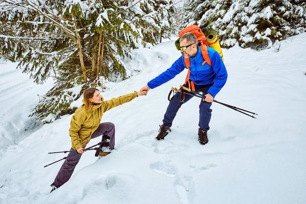 Een helpende hand hoog in de bergen in de winter wandeling. — Stockfoto