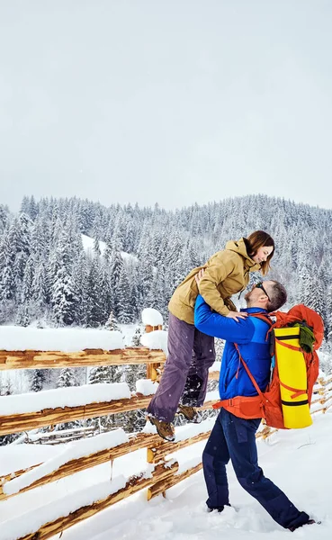 Caminhada de inverno nas montanhas cara com uma menina . — Fotografia de Stock