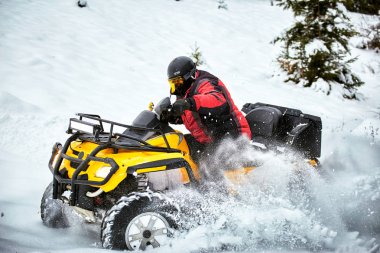 Bir Atv ormanda karda kış yarış.