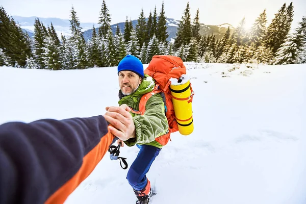 Een helpen hand in een winter wandeling in de bergen. — Stockfoto