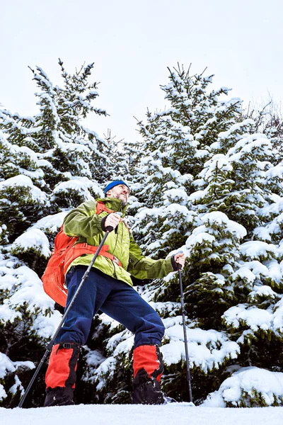 Bir sırt çantası ile dağın tepesine tırmanmaya kış. — Stok fotoğraf