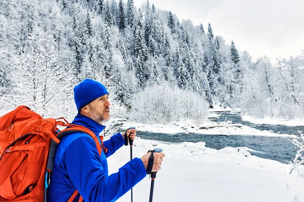 Trekking no inverno com uma mochila ao longo do rio no desfiladeiro — Fotografia de Stock