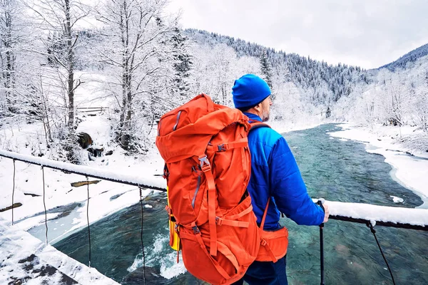 Trekking no inverno com uma mochila ao longo do rio no desfiladeiro — Fotografia de Stock