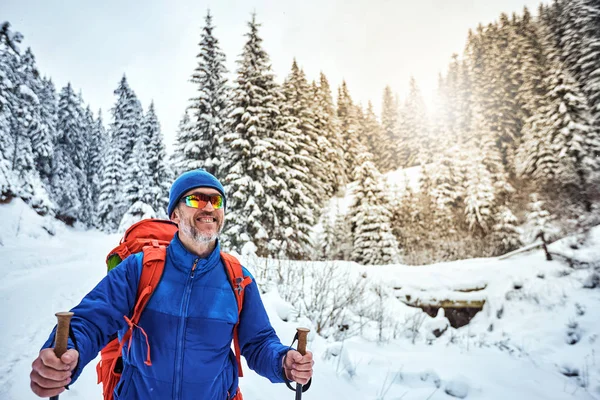 Winter klim naar de top van de berg met een rugzak. — Stockfoto