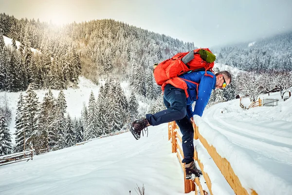 Subida de inverno ao topo da montanha com uma mochila . — Fotografia de Stock