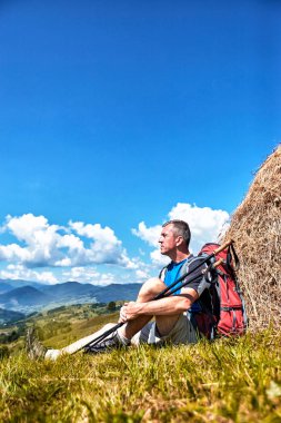 Bir sırt çantası ile yaz aylarında dağlarda hiking.