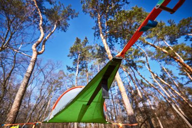 Kampanya hava çadırda bir ağaç üzerinde asılı.