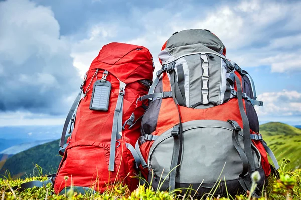 Backpacks in the mountains overlooking the mountains on the gree — Stock Photo, Image