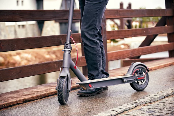 Elektrische scooter staat op een brug in de straat. — Stockfoto