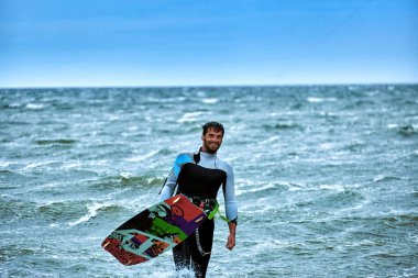 Yaz aylarında dalgalar sörf uçurtma kişini.