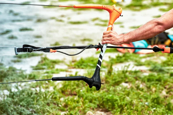Sommaren skridskor på kitesurfing på sommaren. — Stockfoto
