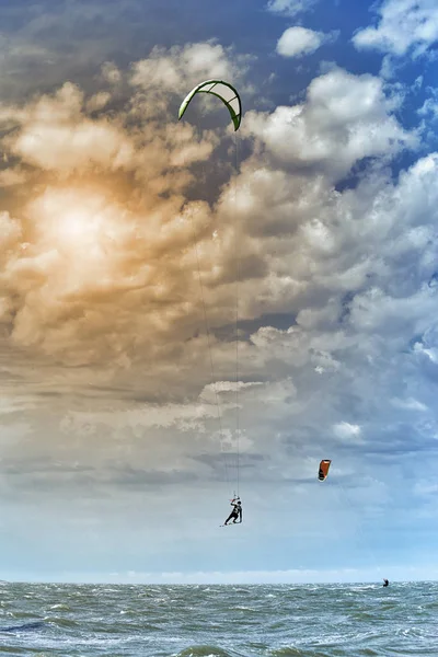 Man rijden een kite surfen op de golven in de zomer. — Stockfoto