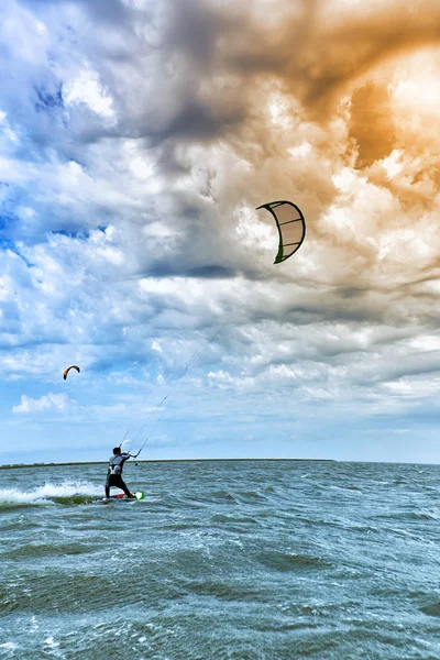 Kitesurfen auf Wellen auf See im Sommer. — Stockfoto