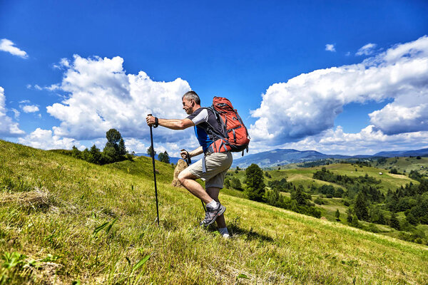 Пешие прогулки в горах летом с рюкзаком
.
