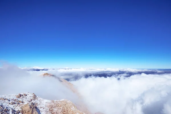 Un hermoso paisaje en lo alto de las montañas con nubes en el — Foto de Stock