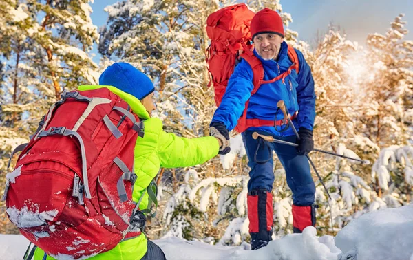 Maak een wandeling door het bos van de winter met een rugzak en tent. — Stockfoto