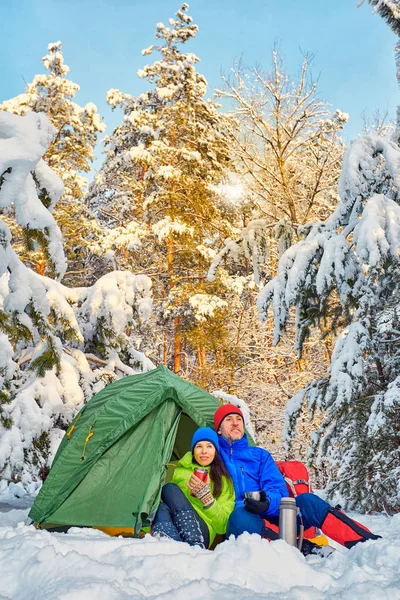 Caminhe pela floresta de inverno com uma mochila e tenda . — Fotografia de Stock