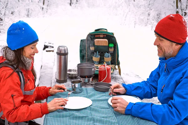 Preparando a refeição na caminhada de inverno na mesa no acampamento — Fotografia de Stock