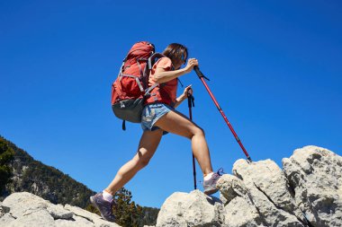 Yaz aylarında dağ tepesine uzun yolculuk.
