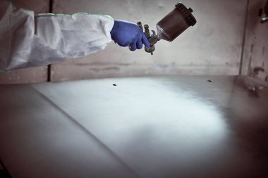 Hidrolik aleti ile odasında makine üzerinde boyama