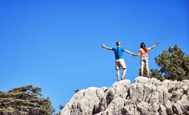 Bir sırt çantası ve çadır boyunca dağlarda yaz zammını 