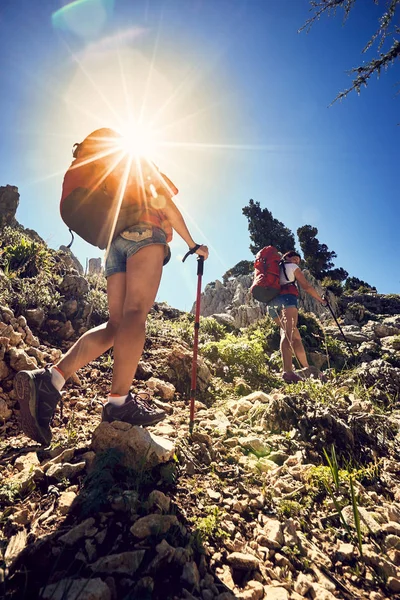 Sommaren vandra i bergen med en ryggsäck och tält längs den — Stockfoto