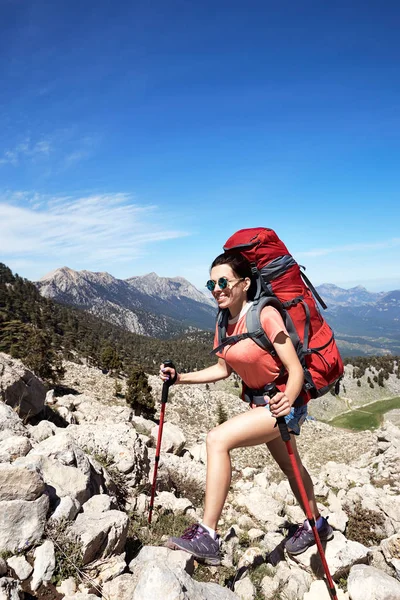 Randonnée estivale en montagne avec un sac à dos et une tente le long de la — Photo