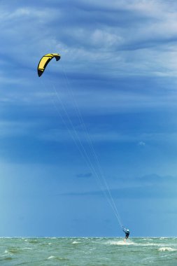 Yaz aylarında dalgalar sörf uçurtma kişini.