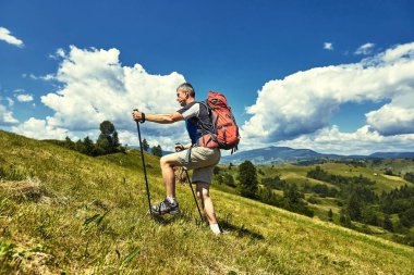 Bir sırt çantası ile yaz aylarında dağlarda hiking.