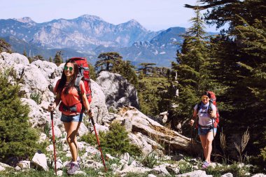 Bir sırt çantası ve çadır boyunca dağlarda yaz zammını 