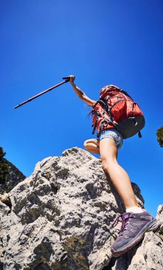 Bir sırt çantası ve çadır boyunca dağlarda yaz zammını 