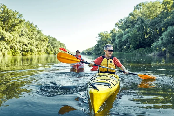 Un viaje en canoa por el río en verano . —  Fotos de Stock