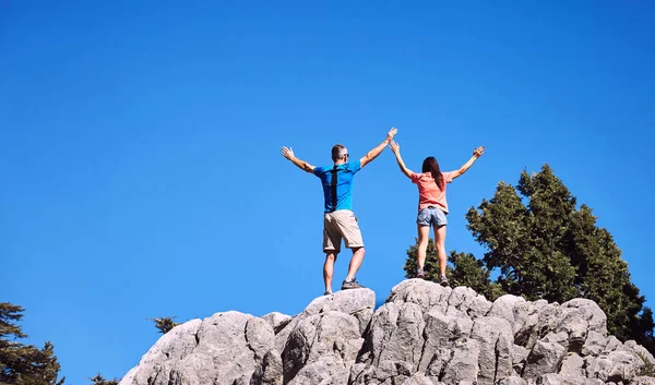 Bir sırt çantası ve çadır boyunca dağlarda yaz zammını 