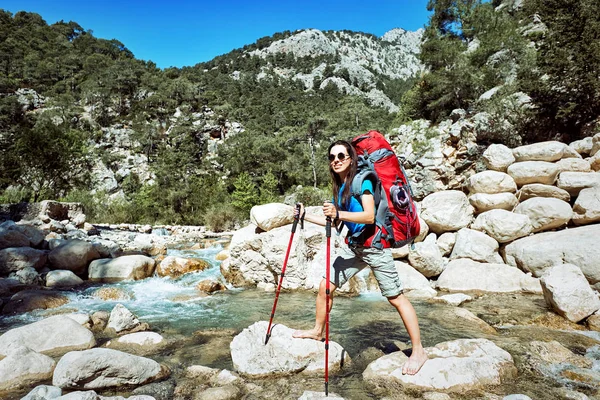 En verano, se puede ir a dar un paseo con una mochila en el cañón . — Foto de Stock