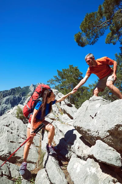 En hjälpande hand högt i bergen i sommar vandringen — Stockfoto