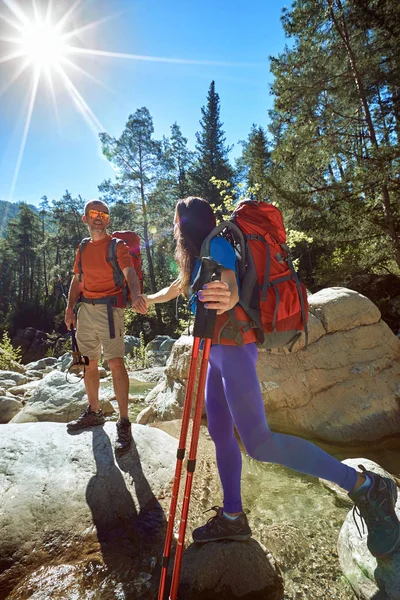 En hjälpande hand högt i bergen i sommar vandringen. — Stockfoto