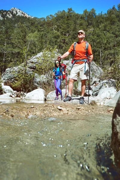 På sommaren kan du gå för en promenad med en ryggsäck på canyon. — Stockfoto