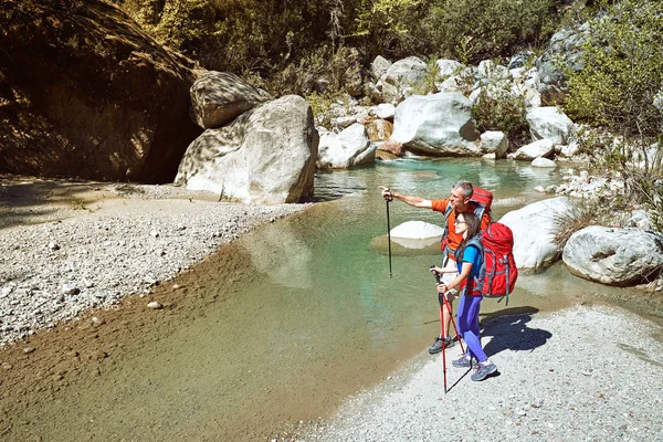 En verano, se puede ir a dar un paseo con una mochila en el cañón . — Foto de Stock